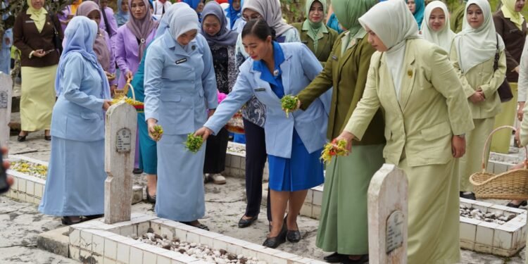 Peringati Hari Ibu ke-97, Pemkab Kotabaru Gelar Ziarah Makam Pahlawan