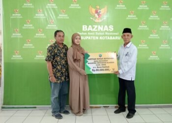 Baznas Kotabaru Salurkan Bantuan Pemerintah Daerah Untuk Beasiswa dan Bantuan Bencana Alam