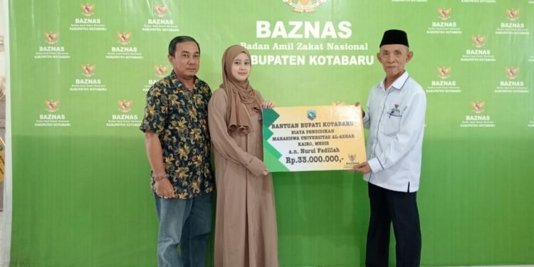 Baznas Kotabaru Salurkan Bantuan Pemerintah Daerah Untuk Beasiswa dan Bantuan Bencana Alam