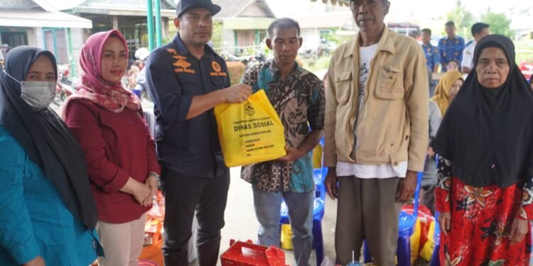 Pemkab. Kotabaru Tinjau Lokasi Kebakaran Desa Berangas, Sekaligus Salurkan Bantuan
