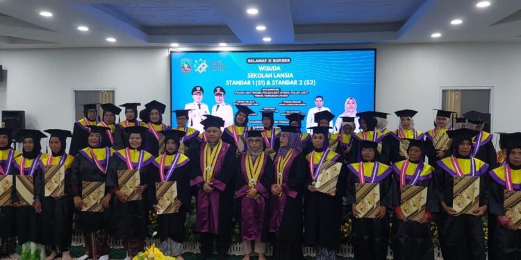 107 Lansia Ikuti Wisuda Sekolah Lansia S1 dan S2 Kabupaten Kotabaru Tahun 2025