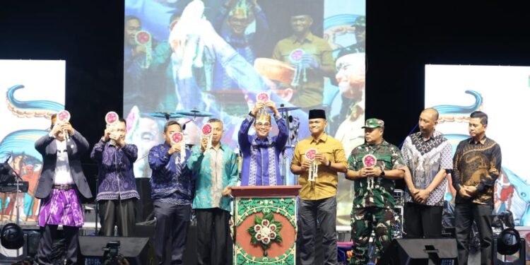Spektakuler, Ribuan Penonton Tumpah Ruah, Bupati Andi Rudi Latif Buka Aksi Festival Budaya 2025