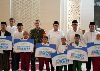 Bupati Tanah Bumbu Salurkan Beasiswa BerAKSI untuk Ribuan Pelajar dan Santri