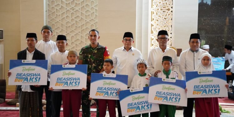Bupati Tanah Bumbu Salurkan Beasiswa BerAKSI untuk Ribuan Pelajar dan Santri