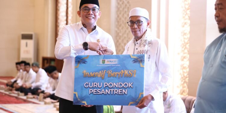 Bupati Tanah Bumbu Salurkan Insentif untuk Guru Pondok Pesantren, Wujud Apresiasi atas Peran Mendidik Akhlak Sejak Dini