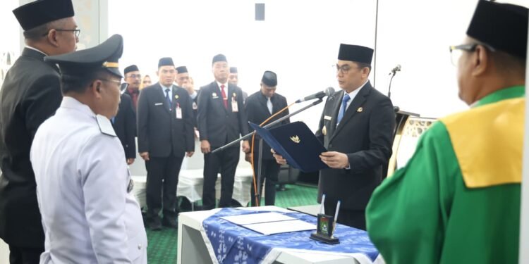 Perdana di Tahun 2026, Bupati Andi Rudi Latif Lantik 21 Pejabat Eselon II, III, dan IV
