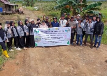 Bukan Sekadar Teori: Mahasiswa Agribisnis UNU Kalsel Praktik Olah Lahan di Karang Bintang