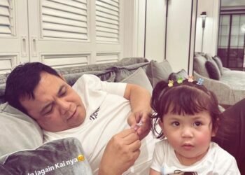 Dikenal Tegas dan Bijak, H. Isam Tunjukkan Sisi Penyayang Bersama Cucu