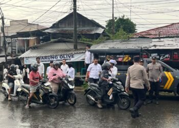 Polres Tanbu Bersama Mahasiswa STIKES Darul Azhar Bagikan Takjil Gratis