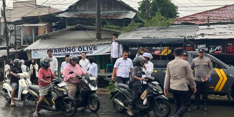 Polres Tanbu Bersama Mahasiswa STIKES Darul Azhar Bagikan Takjil Gratis