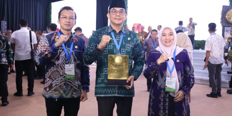 Tanah Bumbu Terima Predikat Sertifikat Menuju Kabupaten Bersih Tahun 2025 dari Kementerian Lingkungan Hidup