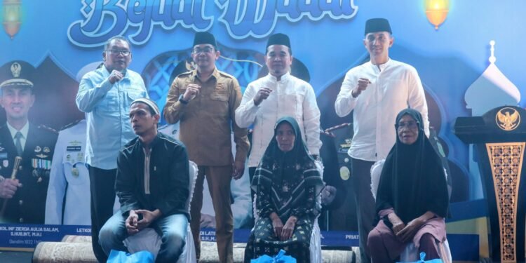 Safari Ramadan Pemprov Kalsel di Tanah Bumbu, Masyarakat Terima Bantuan Sembako dan Apresiasi Adipura Lokal