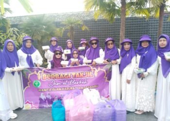WI Kotabaru Bagikan Takjil dalam Program Jum’at Berkah di Bulan Ramadan