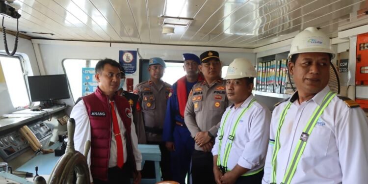 Pastikan Keamanan Berlayar Arus Mudik, Polres Tanah Bumbu Lakukan Tes Urine Nahkoda Kapal