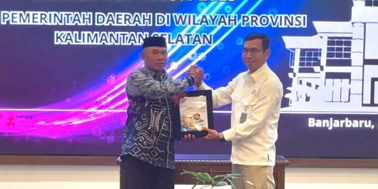 Wujudkan Akuntabilitas dan Tertib Pengelolaan Keuangan Daerah, Bupati Kotabaru Serahkan LKPD Unaudited 2025 ke BPK KalSel