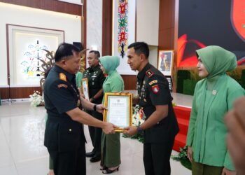 Letkol Inf Zierda Aulia Salam Terima Penghargaan Perwira Berprestasi TMMD
