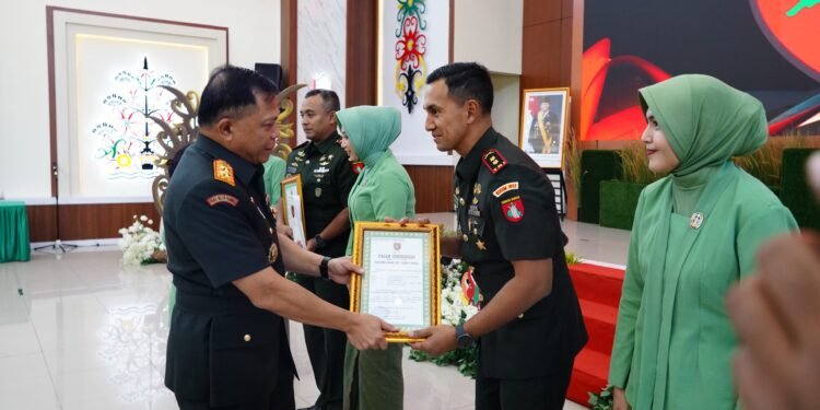 Letkol Inf Zierda Aulia Salam Terima Penghargaan Perwira Berprestasi TMMD
