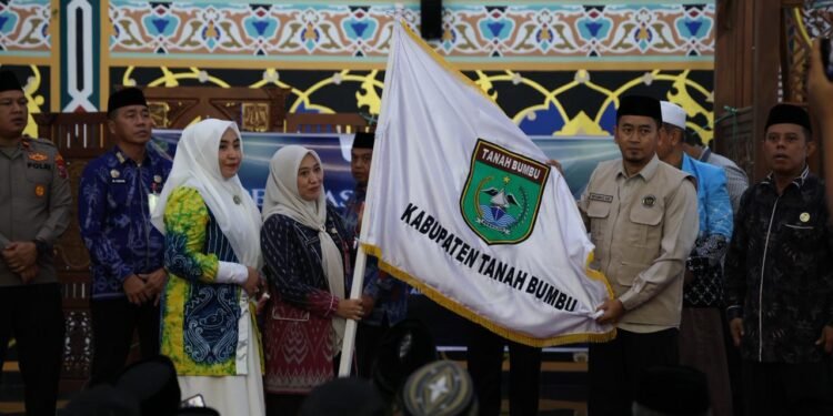Tanah Bumbu Lepas 239 Jamaah Calon Haji, Bupati Andi Rudi Latif Sampaikan Jaga Kesehatan, Patuhi Arahan Petugas dan Pembimbing
