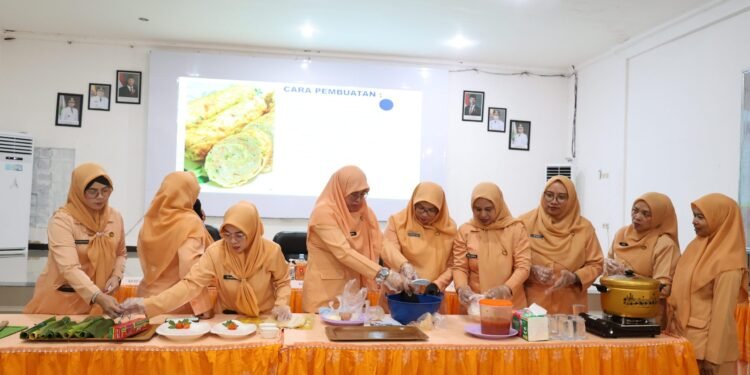 DWP Tanah Bumbu Dorong Ekonomi Keluarga Lewat Pelatihan Rolade Ikan