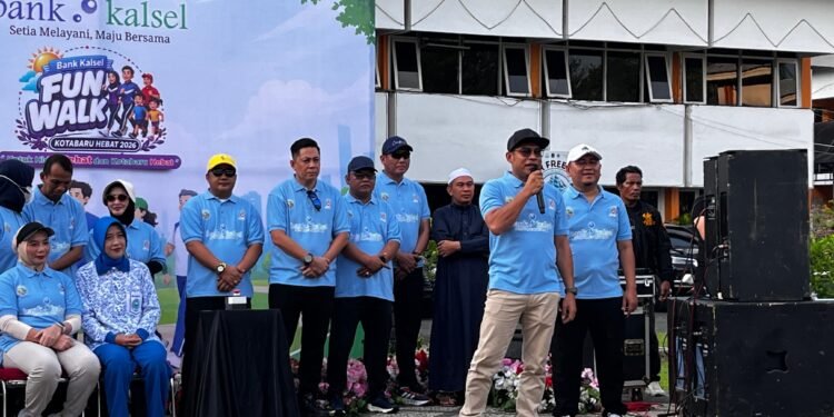 Fun Walk HUT ke-76 Kotabaru Meriah, Ribuan Warga Ikuti Jalan Sehat dan Tukar Sampah Plastik dengan Sembako