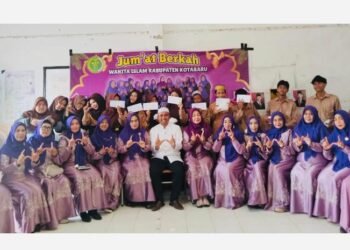 Wanita Islam Kotabaru Tebar Kebaikan Santuni Anak Yatim dan Lembaga Pendidikan Lewat Program Jum’at Berkah