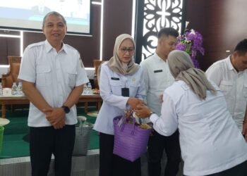 Kotabaru Sambut Tim Penilai Provinsi, Desa Semayap Siap Harumkan Nama Daerah.  Pemerintah Kabupaten Kotabaru menyambut kedatangan Tim Penilai Lomba Desa Tingkat Provinsi Kalimantan Selatan dalam rangka verifikasi lapangan terhadap Desa Semayap yang mewakili Kabupaten Kotabaru pada ajang Lomba Desa dan Kelurahan Tahun 2026, Rabu (17/4) di Aula Kantor Desa Semayap Kabupaten Kotabaru.  Kedatangan tim penilai disambut oleh sekda kotabaru, kepala Dinas Pemberdayaan Masyarakat dan Desa (DPMD), Camat Pulau Laut Utara, Tim Penggerak PKK, perangkat desa, tokoh masyarakat, serta berbagai unsur terkait.   Dalam sambutannya Bupati Kotabaru yang diampaikan sekda kotabaru H.Eka Safruddin mengapresiasi kepada seluruh masyarakat dan perangkat Desa Semayap yang telah bekerja keras hingga mampu mewakili daerah pada ajang bergengsi tingkat provinsi tersebut.   “Pemerintah Kabupaten Kotabaru berharap Desa Semayap dapat memberikan hasil terbaik dan mengharumkan nama daerah di tingkat Provinsi Kalimantan Selatan”Ucap Eka  Ia juga berharap semangat gotong royong dan inovasi yang telah dibangun dapat terus dipertahankan demi kemajuan desa dan kesejahteraan masyarakat.  “Jangan jadikan lomba ini sebagai seremonial belaka, jangan pernah merasa puas dengan campaian yang ada sekarang ini, semoga kotabaru bisa meraih juara pertama dia ajang ini” harapnya  Sementara itu, Kepala Dinas PMD Kalsel Iwan Ristianto mengatakan Penilaian lapangan ini menjadi bagian penting untuk melihat secara langsung kondisi desa, capaian pembangunan, tata kelola pemerintahan, pelayanan publik, pemberdayaan masyarakat, hingga inovasi yang telah dikembangkan.  “Berbagai potensi dan inovasi unggulan desa nanti dipaparkan kepada tim penilai Lapangan sebagai bentuk komitmen dalam mewujudkan desa yang maju, mandiri, dan berdaya saing berdasarkan tindak lanjut dari penilaian Lomba desa ini” kata iwan  Penilaian dilakukan oleh tim lintas sektor yang terdiri dari unsur Dinas PMD, Dinas Kesehatan, Biro Pemerintahan dan Otonomi Daerah, Dinas Pendidikan, serta Tim Penggerak PKK Provinsi Kalimantan Selatan.  Melalui Lomba Desa dan Kelurahan Tahun 2026 yang mengusung tema “Transformasi Desa dan Kelurahan sebagai Pilar Pertahanan Nasional Menuju Indonesia Emas”, diharapkan mampu mendorong peningkatan kualitas tata kelola pemerintahan, partisipasi masyarakat, serta inovasi pembangunan yang berdampak langsung terhadap kesejahteraan warga.