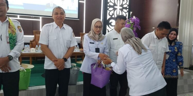 Kotabaru Sambut Tim Penilai Provinsi, Desa Semayap Siap Harumkan Nama Daerah. Pemerintah Kabupaten Kotabaru menyambut kedatangan Tim Penilai Lomba Desa Tingkat Provinsi Kalimantan Selatan dalam rangka verifikasi lapangan terhadap Desa Semayap yang mewakili Kabupaten Kotabaru pada ajang Lomba Desa dan Kelurahan Tahun 2026, Rabu (17/4) di Aula Kantor Desa Semayap Kabupaten Kotabaru. Kedatangan tim penilai disambut oleh sekda kotabaru, kepala Dinas Pemberdayaan Masyarakat dan Desa (DPMD), Camat Pulau Laut Utara, Tim Penggerak PKK, perangkat desa, tokoh masyarakat, serta berbagai unsur terkait. Dalam sambutannya Bupati Kotabaru yang diampaikan sekda kotabaru H.Eka Safruddin mengapresiasi kepada seluruh masyarakat dan perangkat Desa Semayap yang telah bekerja keras hingga mampu mewakili daerah pada ajang bergengsi tingkat provinsi tersebut. “Pemerintah Kabupaten Kotabaru berharap Desa Semayap dapat memberikan hasil terbaik dan mengharumkan nama daerah di tingkat Provinsi Kalimantan Selatan”Ucap Eka Ia juga berharap semangat gotong royong dan inovasi yang telah dibangun dapat terus dipertahankan demi kemajuan desa dan kesejahteraan masyarakat. “Jangan jadikan lomba ini sebagai seremonial belaka, jangan pernah merasa puas dengan campaian yang ada sekarang ini, semoga kotabaru bisa meraih juara pertama dia ajang ini” harapnya Sementara itu, Kepala Dinas PMD Kalsel Iwan Ristianto mengatakan Penilaian lapangan ini menjadi bagian penting untuk melihat secara langsung kondisi desa, capaian pembangunan, tata kelola pemerintahan, pelayanan publik, pemberdayaan masyarakat, hingga inovasi yang telah dikembangkan. “Berbagai potensi dan inovasi unggulan desa nanti dipaparkan kepada tim penilai Lapangan sebagai bentuk komitmen dalam mewujudkan desa yang maju, mandiri, dan berdaya saing berdasarkan tindak lanjut dari penilaian Lomba desa ini” kata iwan Penilaian dilakukan oleh tim lintas sektor yang terdiri dari unsur Dinas PMD, Dinas Kesehatan, Biro Pemerintahan dan Otonomi Daerah, Dinas Pendidikan, serta Tim Penggerak PKK Provinsi Kalimantan Selatan. Melalui Lomba Desa dan Kelurahan Tahun 2026 yang mengusung tema “Transformasi Desa dan Kelurahan sebagai Pilar Pertahanan Nasional Menuju Indonesia Emas”, diharapkan mampu mendorong peningkatan kualitas tata kelola pemerintahan, partisipasi masyarakat, serta inovasi pembangunan yang berdampak langsung terhadap kesejahteraan warga.