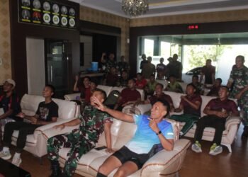 Saat Prajurit Kodim 1022/Tanah Bumbu dan Masyarakat Bersorak Bersama di Laga Piala Dunia