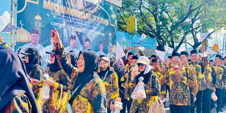 Tampil memukau,Kontingen Kotabaru ikuti Pawai Ta’aruf MTQ Nasional ke – XXXVII tingkat Provinsi Kalimantan Selatan di Marabahan