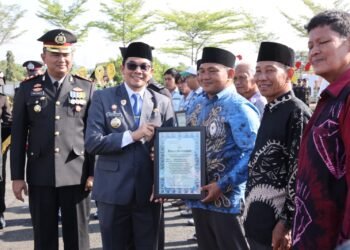 Bupati Andi Rudi Latif Serahkan Piagam Penghargaan Kepala Relawan Kemanusiaan di HUT Ke-80 Bhayangkara