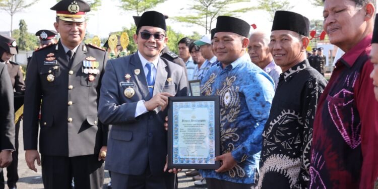 Bupati Andi Rudi Latif Serahkan Piagam Penghargaan Kepala Relawan Kemanusiaan di HUT Ke-80 Bhayangkara