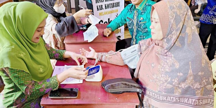 PC Muslimat NU Kotabaru Bersama Dinas Kesehatan Gelar Cek Kesehatan Gratis
