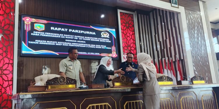 Pemkab Kotabaru Sampaikan KUA-PPAS 2027 dan Tiga Raperda Prioritas Pada Rapat Paripurna DPRD