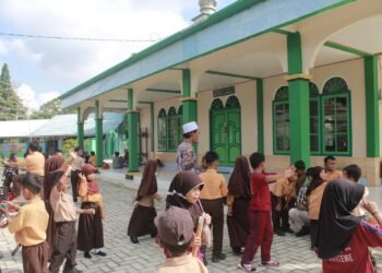 Bang Arul Tingkatkan Kenyamanan Sarana Ibadah, Halaman Masjid di Desa Mantawakan Mulia Kini Lebih Tertata