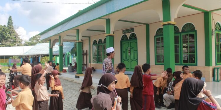 Bang Arul Tingkatkan Kenyamanan Sarana Ibadah, Halaman Masjid di Desa Mantawakan Mulia Kini Lebih Tertata