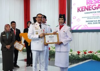 Resepsi Kenegaraan HUT ke-81 RI di Tanah Bumbu, Bupati Andi Rudi Latif Serahkan Penghargaan kepada Paskibraka