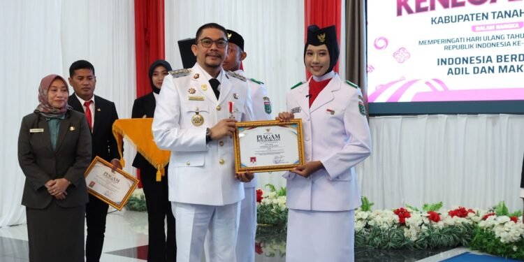 Resepsi Kenegaraan HUT ke-81 RI di Tanah Bumbu, Bupati Andi Rudi Latif Serahkan Penghargaan kepada Paskibraka