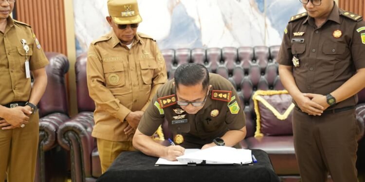 Bupati H. Muhammad Rusli Perkuat Sinergi Hukum dengan Kejari Kotabaru Melalui MoU