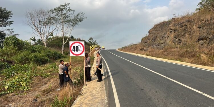 Sering Terjadi Laka Berulang, KM 71,5 Mantewe Kini Dipasangi Rambu Pemandu Arah dan Batas Kecepatan
