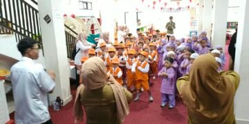 Serunya Anak TK Mengenal Literasi Lewat Cerita Kura-Kura dan Monyet