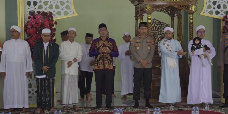 Pemkab Kotabaru menghadiri Peresmian Masjid Jami Al Hilal Tanjung Batu, Harapkan Jadi Pusat Pembinaan Umat