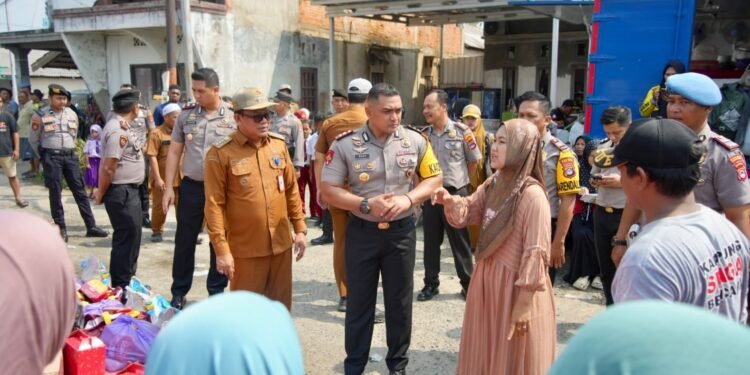 Pastikan Kebutuhan Warga Terpenuhi, Kapolres Tanah Bumbu Kunjungi Korban Kebakaran di Kampung Baru