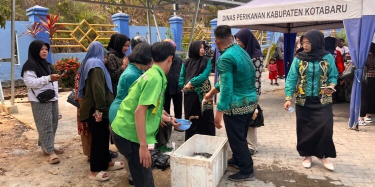Dinas Perikanan Kotabaru Gelar Gerai Ikan Murah, Warga Antusias Berbelanja