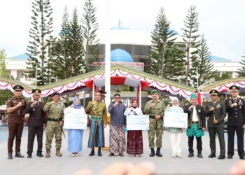 Peringatan Sumpah Pemuda ke-98, Bupati Tanah Bumbu Serahkan Penghargaan kepada Tiga Pemuda Berprestasi
