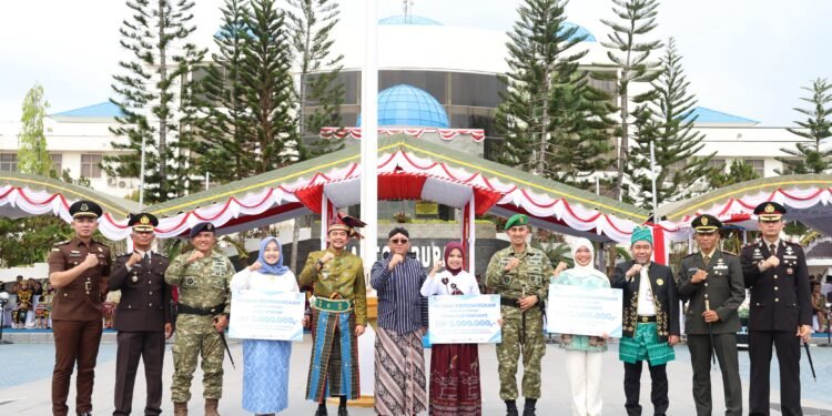 Peringatan Sumpah Pemuda ke-98, Bupati Tanah Bumbu Serahkan Penghargaan kepada Tiga Pemuda Berprestasi
